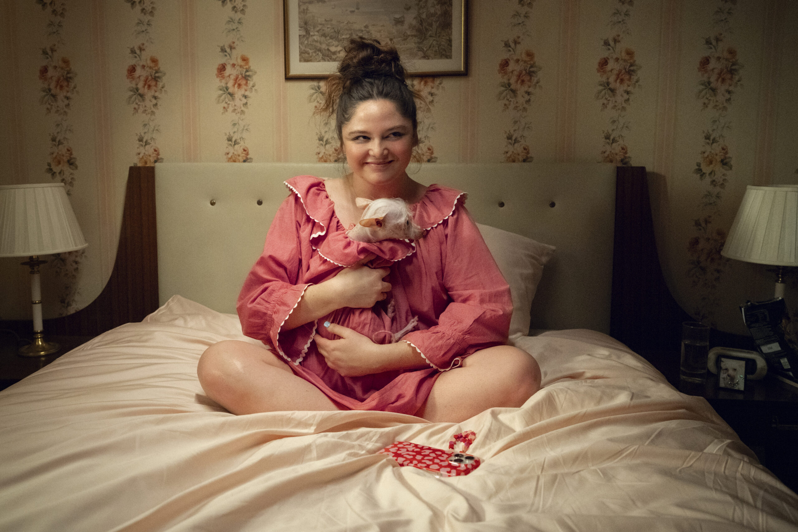 Megan Stalter Ungkap Kompleksitas Hubungan dan Pengalaman Syuting Serial Netflix "Too Much"